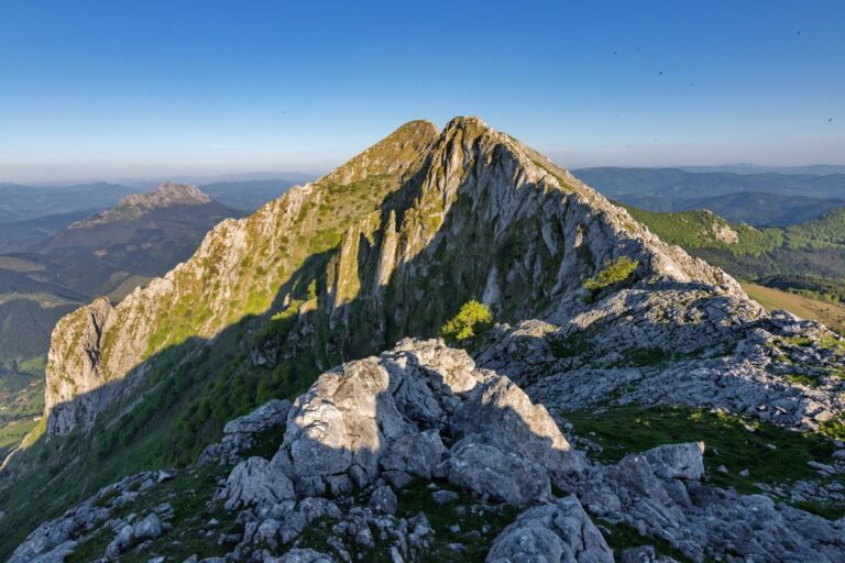 Which Mountain Range Makes the Northeastern Border of Spain