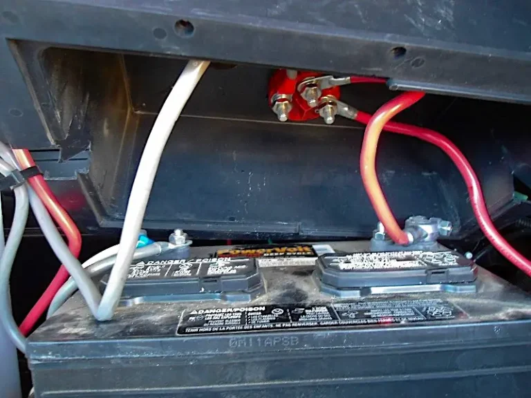 Does Rv Battery Charge When Plugged in
