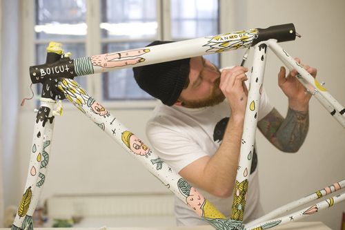 How to Paint a Bike Frame With a Brush